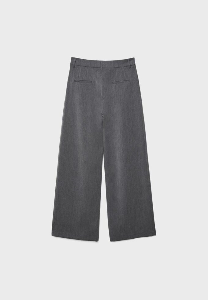 Weit geschnittene, taillierte Hose mit Abnähern Weit geschnittene, taillierte Hose mit Abnähern