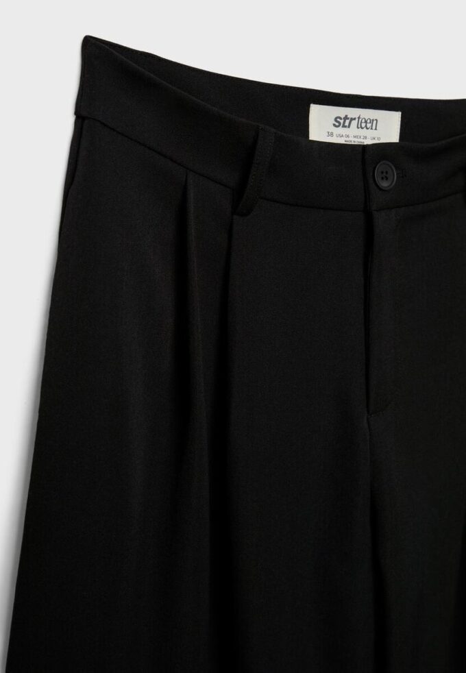 Weit geschnittene, taillierte Hose mit Abnähern Weit geschnittene, taillierte Hose mit Abnähern