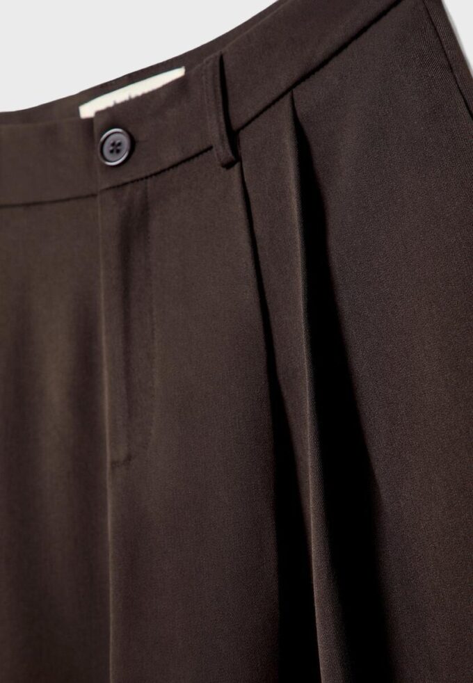 Weit geschnittene, taillierte Hose mit Abnähern Weit geschnittene, taillierte Hose mit Abnähern