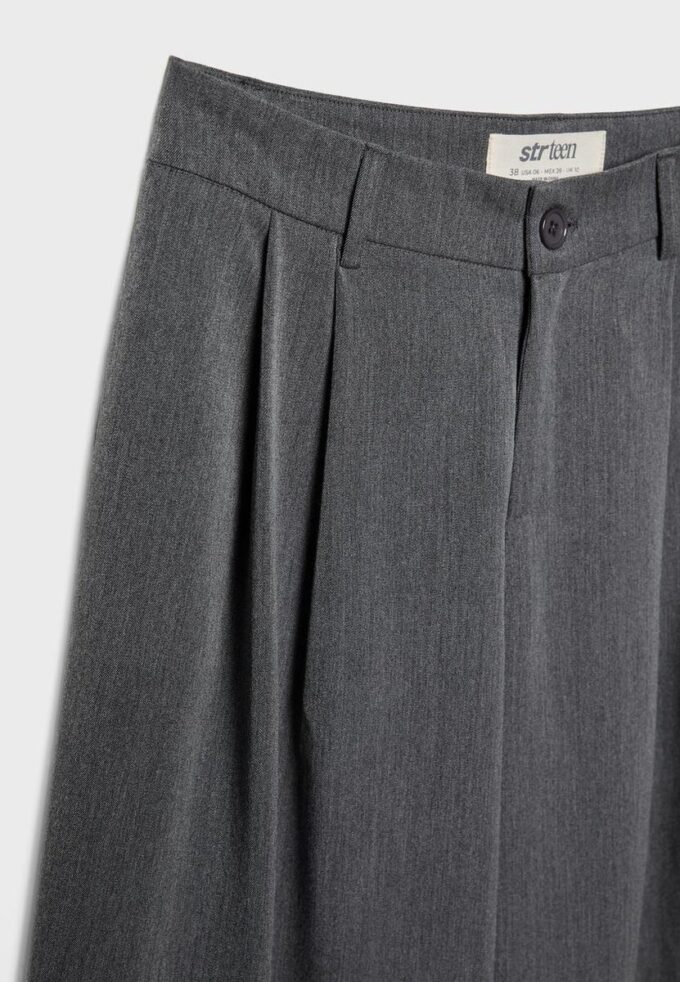 Weit geschnittene, taillierte Hose mit Abnähern Weit geschnittene, taillierte Hose mit Abnähern