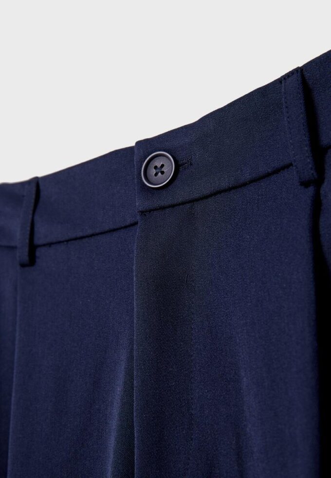 Weit geschnittene, taillierte Hose mit Abnähern Weit geschnittene, taillierte Hose mit Abnähern