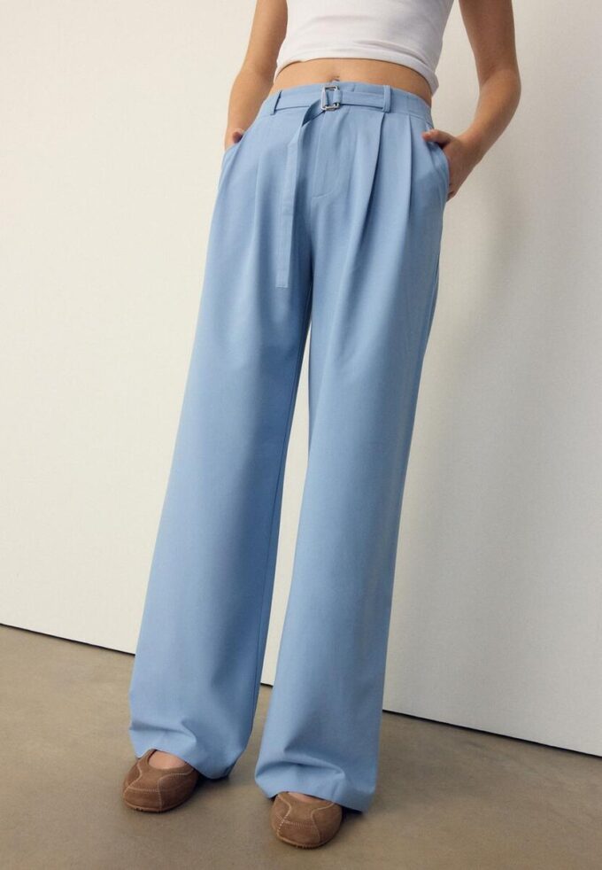 Wide Leg Hosen mit Schnallendetail Wide Leg Hosen mit Schnallendetail