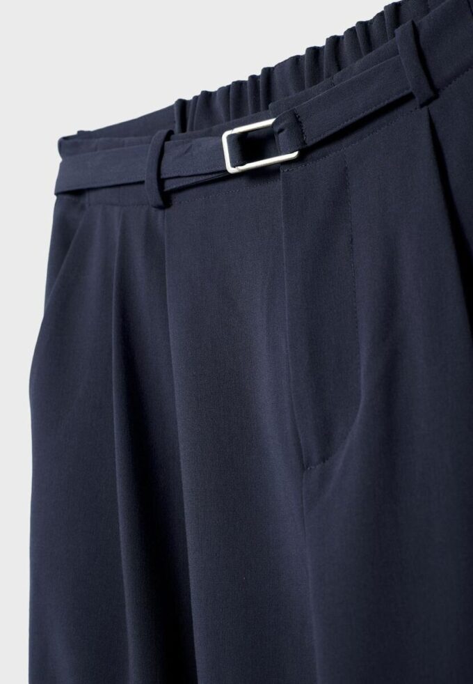 Wide Leg Hosen mit Schnallendetail Wide Leg Hosen mit Schnallendetail