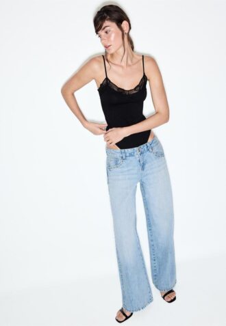 Wide Leg-Schnitt, lockere Jeans mit Nieten