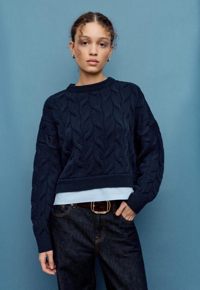 Zweifarbiger Strickpullover mit abnehmbarem Kragen