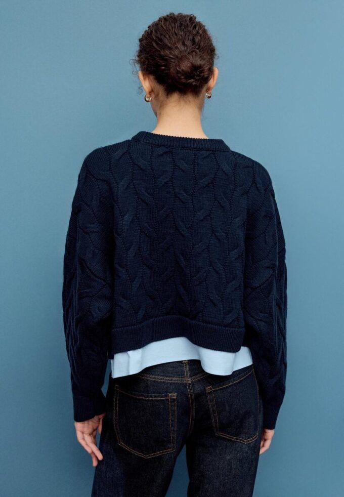 Zweifarbiger Strickpullover mit abnehmbarem Kragen